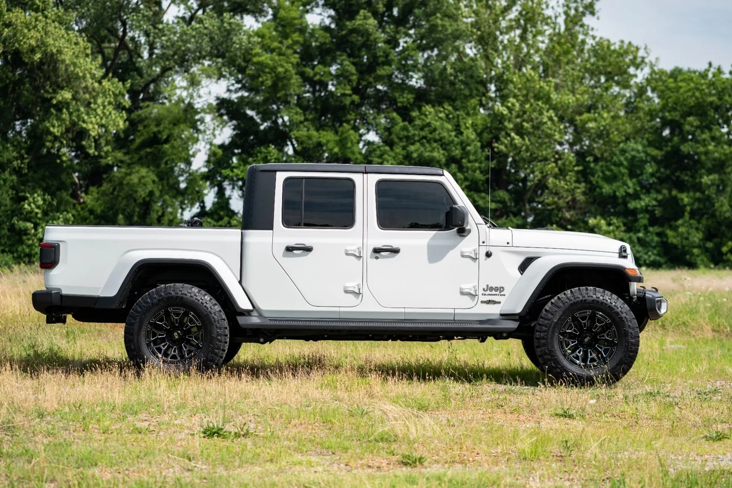 Fits Jeep Gladiator JT 4WD (2024) 2.5 Inch Leveling Kit; Spacers; M1; 61340